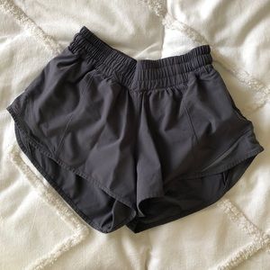 lululemon hotty hot low rise short 2.5”